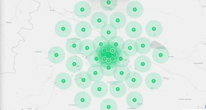 Monitoring pozycji w Mapach Google — siatka punktów pomiarowych wokół miasta, w każdym punkcie pierwsze miejsce