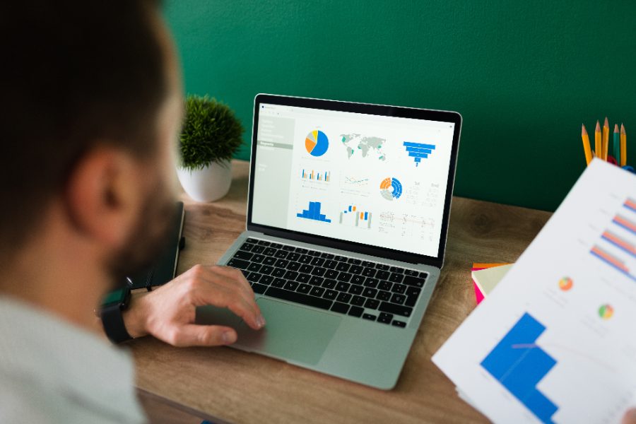 Pozycjonowanie agencji Google Ads - specjalista analizujący wyniki kampanii reklamowej