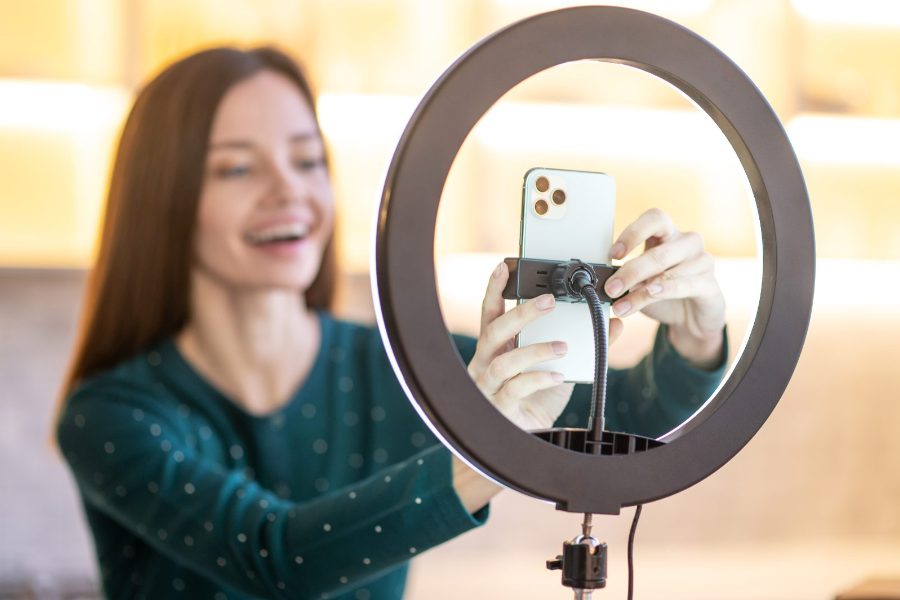 Pozycjonowanie agencji influencer marketingu - nagrywanie materiału do kampanii w social mediach