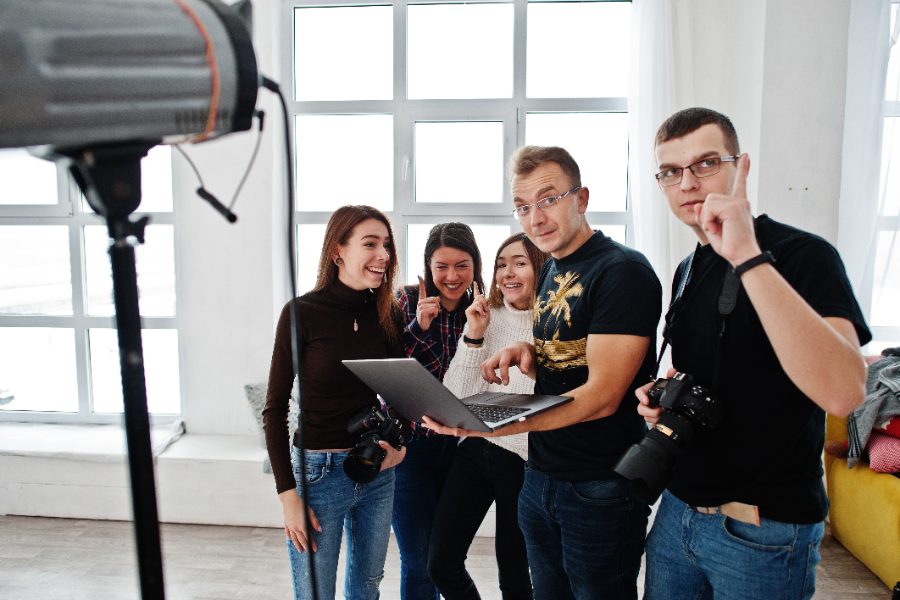 Pozycjonowanie agencji wideo - plan zdjęciowy z kamerą i oświetleniem