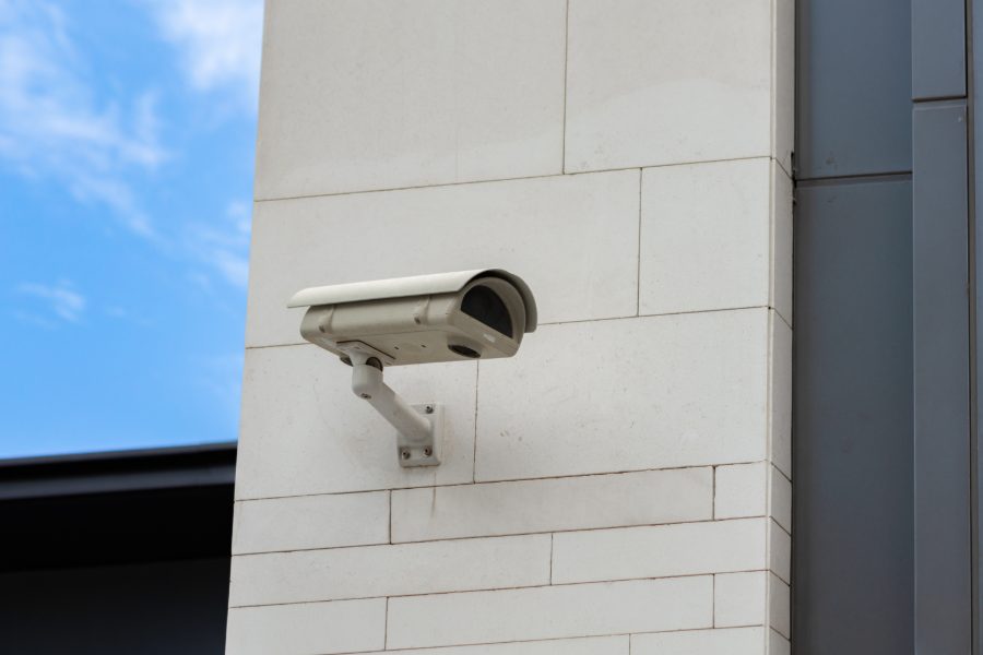 Pozycjonowanie alarmów i monitoringu - kamera monitoringu zamontowana na ścianie budynku