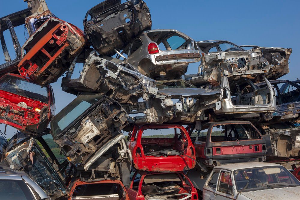 Pozycjonowanie auto złomu - stosy zgniecionych karoserii samochodów na złomowisku