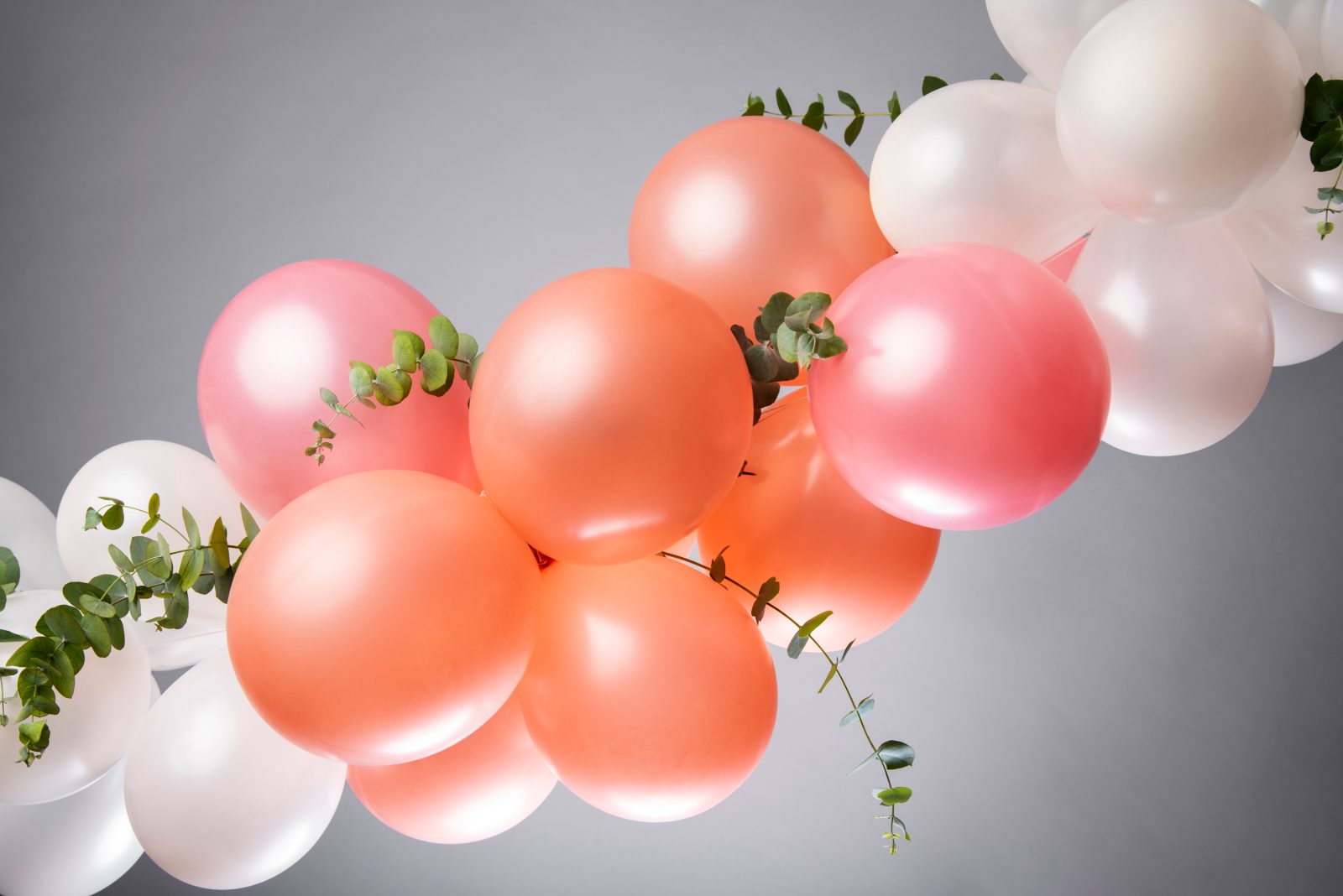 Pozycjonowanie dekoracji okolicznościowych - balony i kwiaty w dekoracji sali
