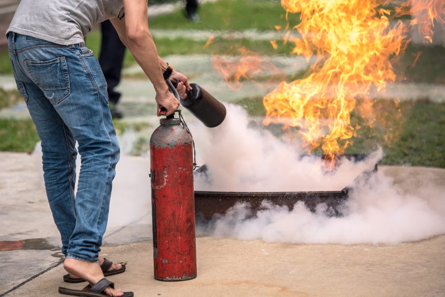 Pozycjonowanie firm PPOŻ - ćwiczenia z gaszenia pożaru podręcznym sprzętem gaśniczym podczas szkolenia