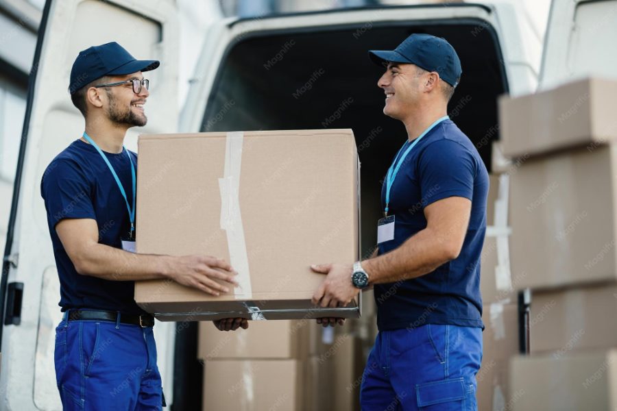 Pozycjonowanie firmy przeprowadzkowej — pracownicy wnoszący kartony do samochodu dostawczego