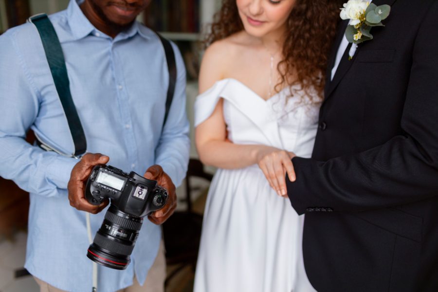 Pozycjonowanie fotografa ślubnego - fotograf robiący zdjęcie parze młodej