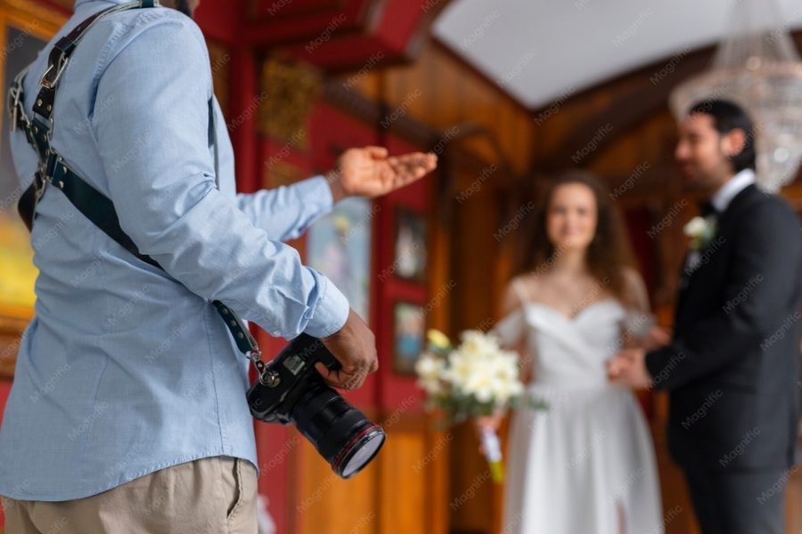 Pozycjonowanie fotografa ślubnego — fotograf robiący zdjęcie parze młodej