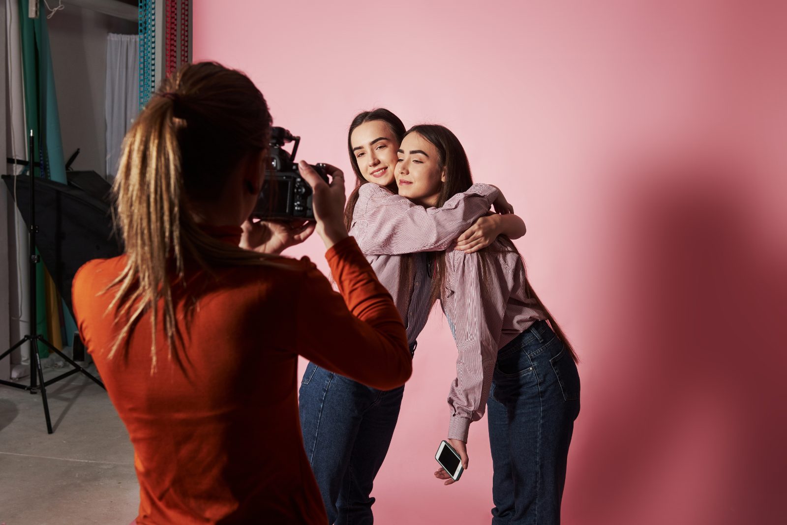 Pozycjonowanie fotografów rodzinnych i biznesowych - fotografka robi zdjęcia rodzinie w studiu