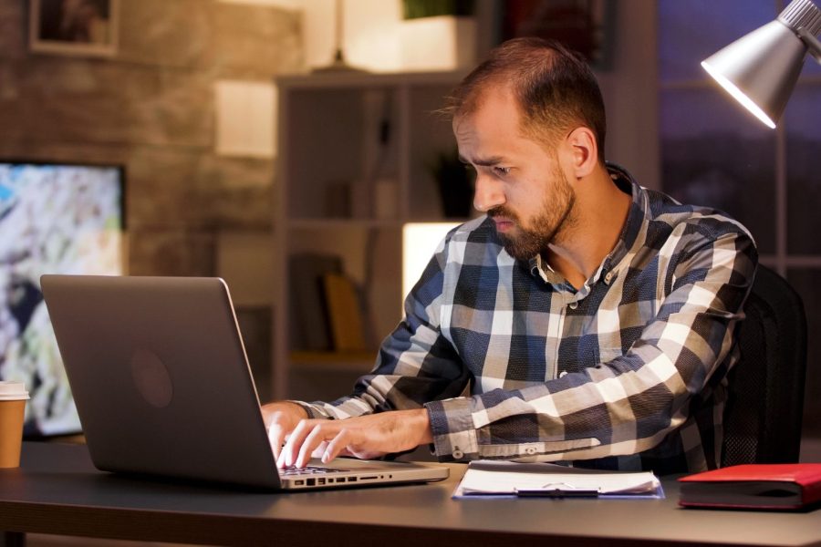 Pozycjonowanie freelancerów i zespołów programistycznych - praca nad kodem przy biurku