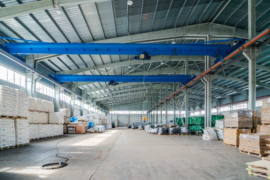 Pozycjonowanie firm budujących hale stalowe - wnętrze nowej hali z konstrukcją stalową