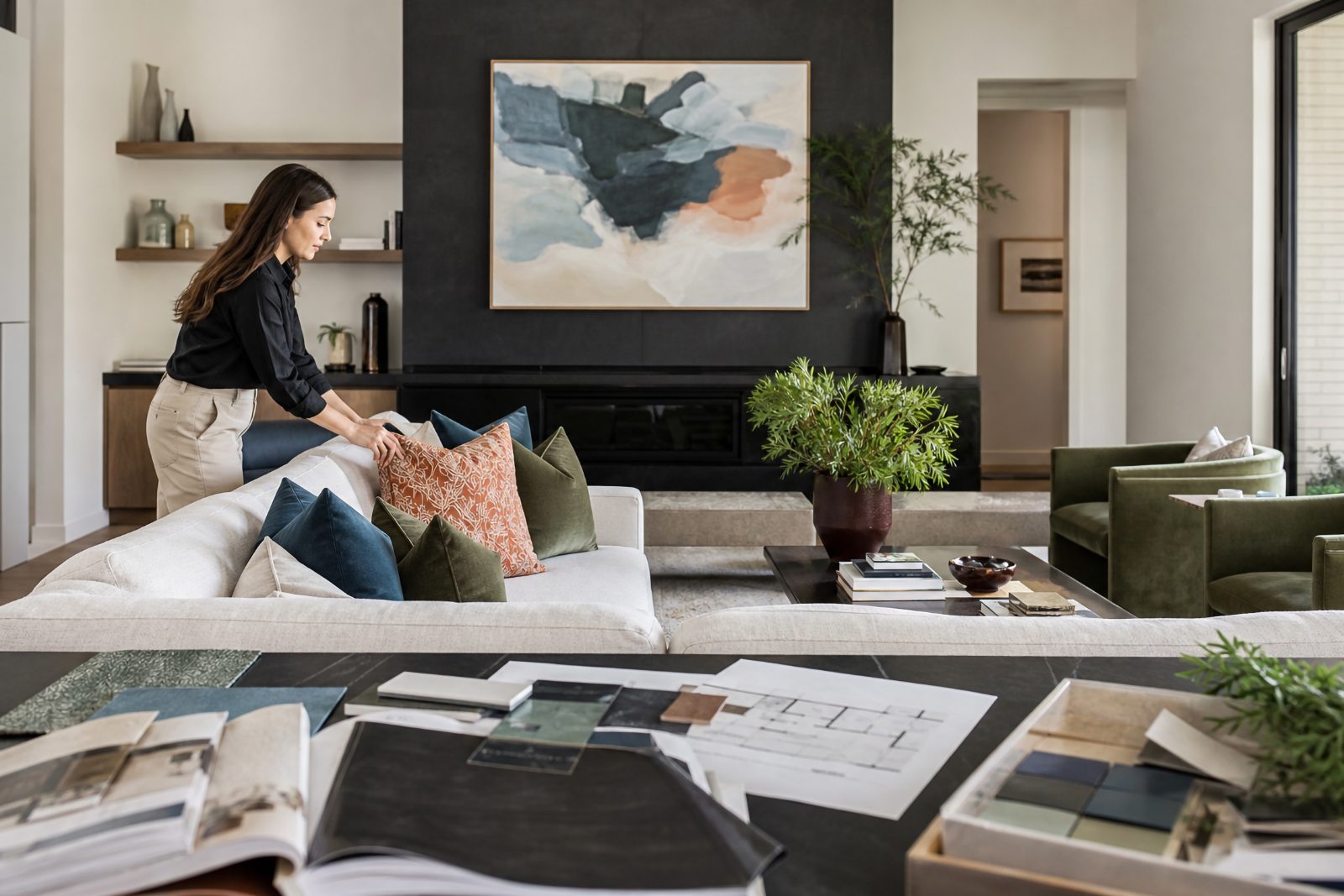 Pozycjonowanie home stagingu - stylistka aranżująca salon mieszkania przed sprzedażą
