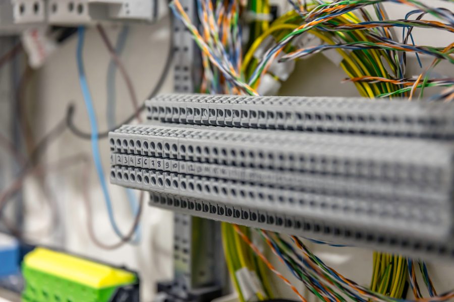 Pozycjonowanie hurtowni elektrycznej - rozdzielnica z aparaturą modułową i osprzętem elektroinstalacyjnym
