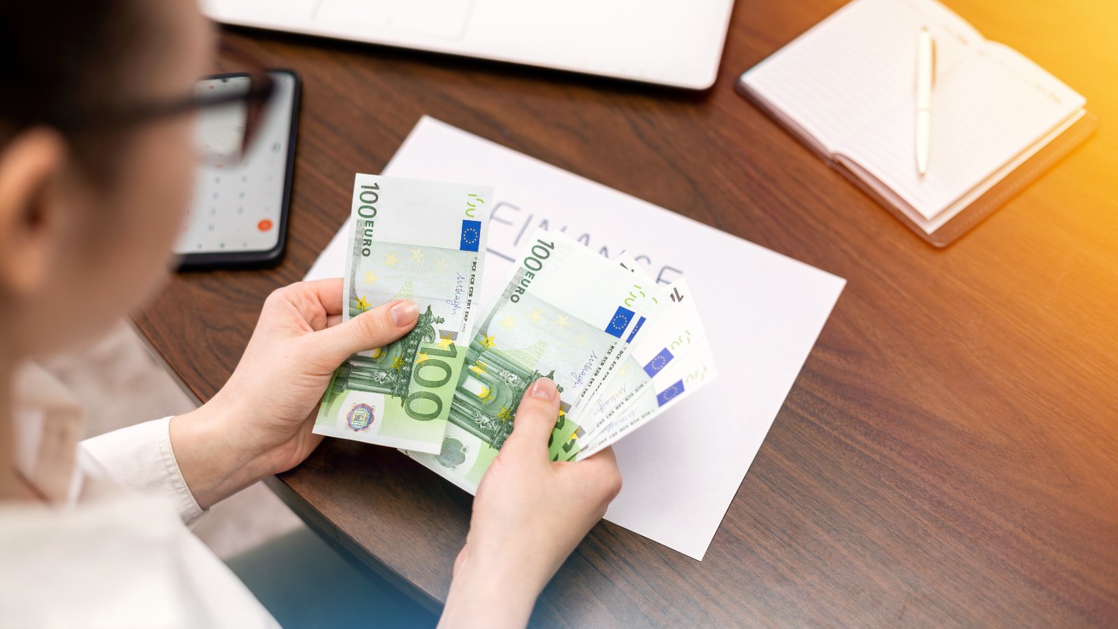 Pozycjonowanie kantoru online - liczenie banknotów przy stanowisku wymiany walut