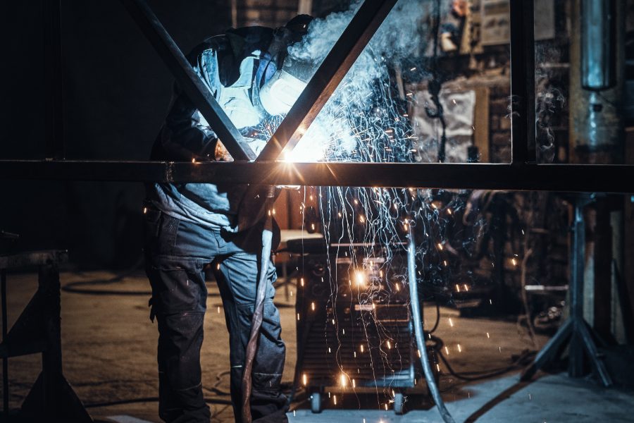Pozycjonowanie konstrukcji stalowych - stalowy szkielet hali na tle nieba
