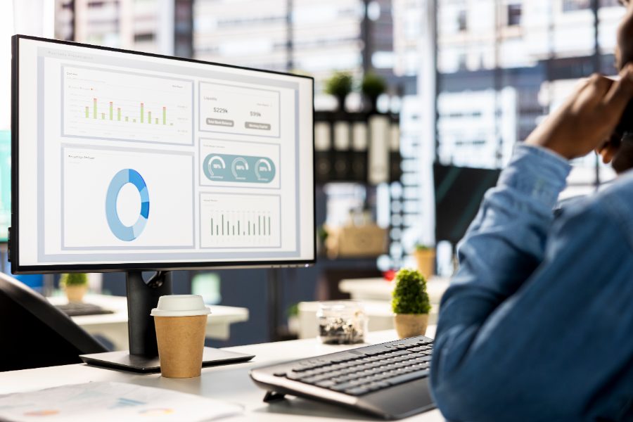 Pozycjonowanie firm marketing automation - analiza wskaźników kampanii na ekranie