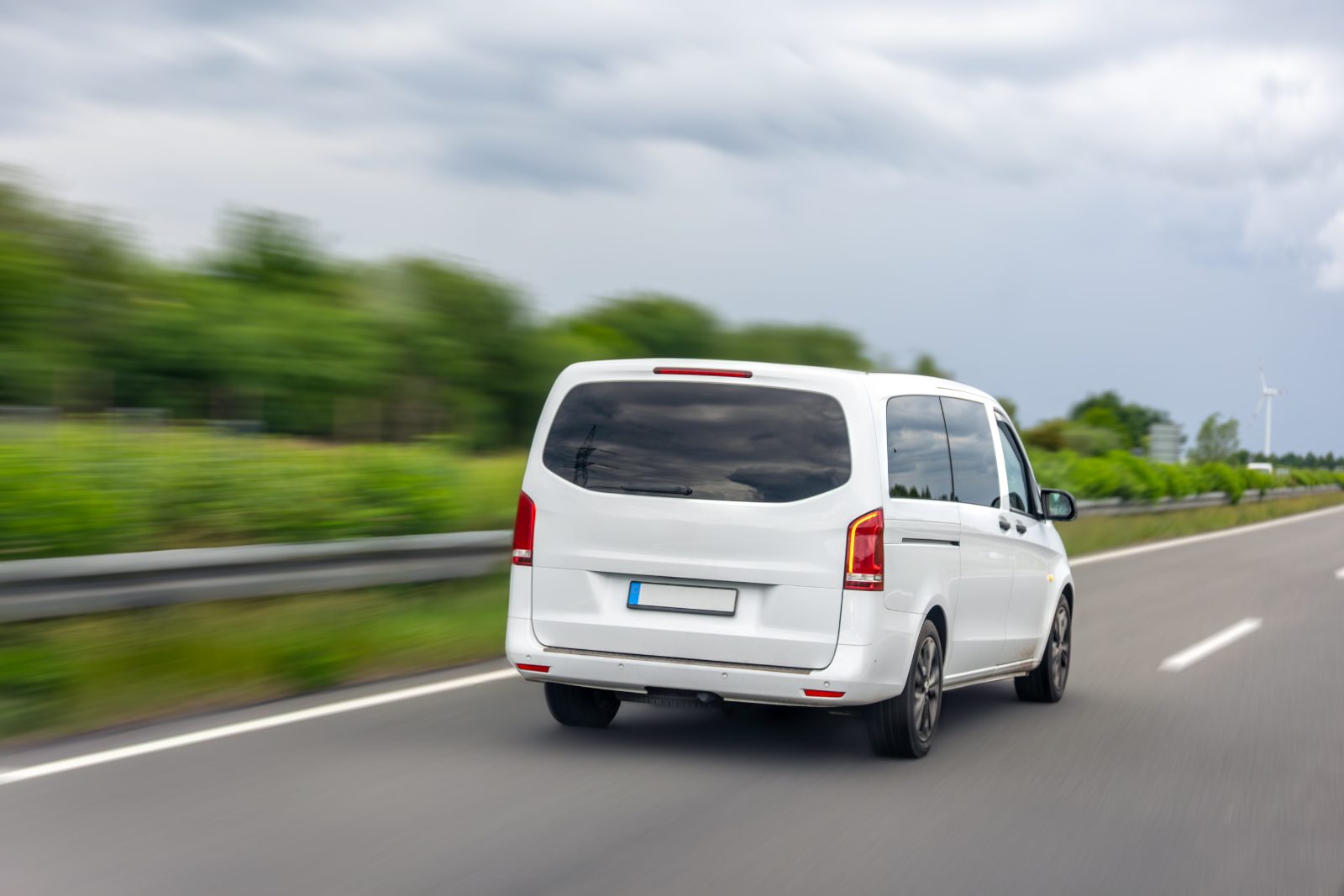 Pozycjonowanie przewozów osób busem - biały bus pasażerski na autostradzie