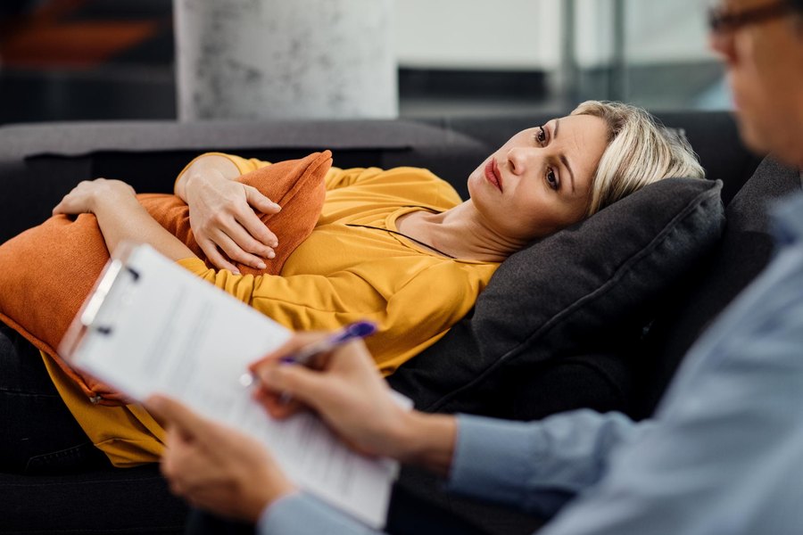 Pozycjonowanie psychologa — pacjentka na kozetce podczas sesji u psychoterapeuty