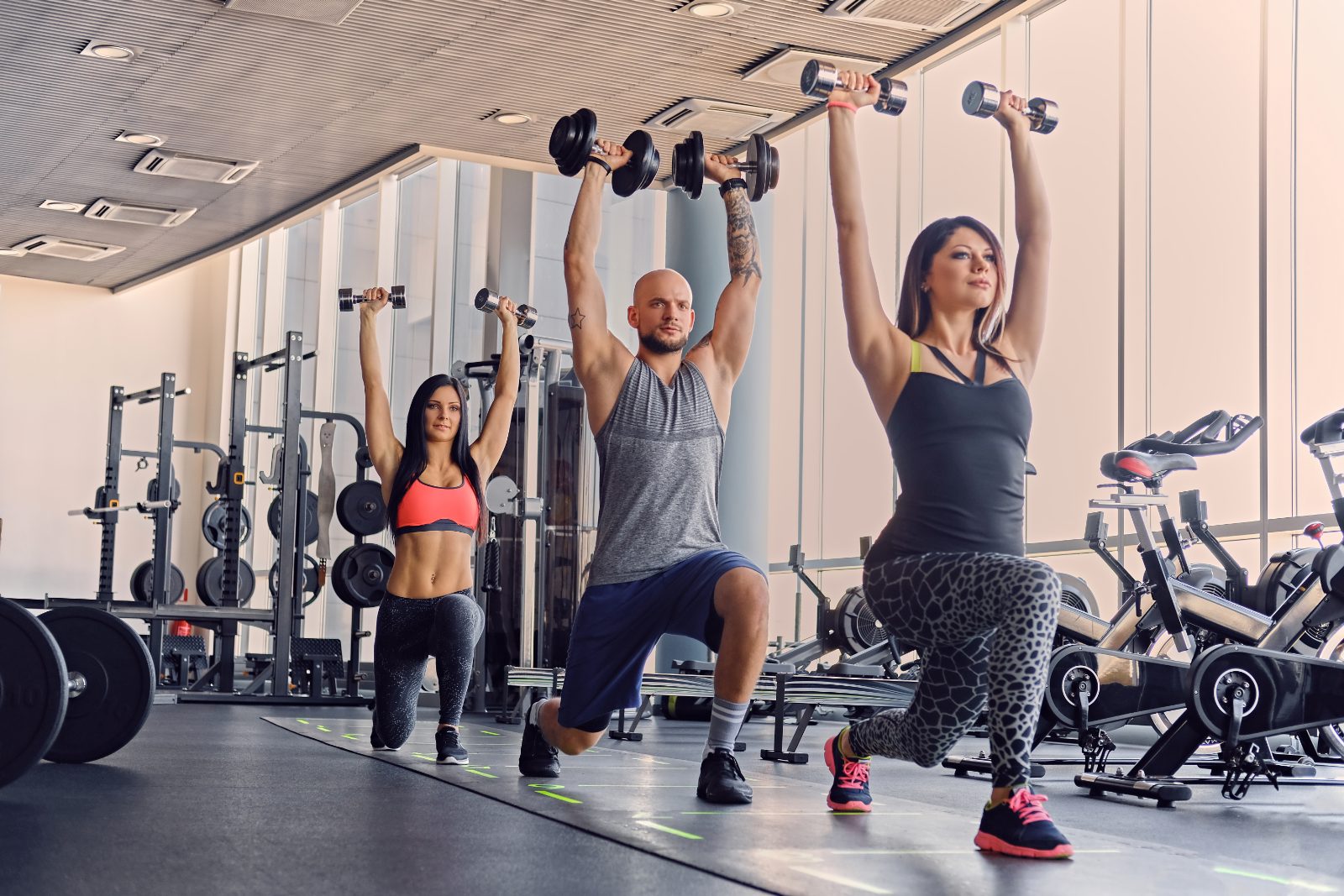 Pozycjonowanie siłowni i klubów fitness - grupa ćwiczy z hantlami na zajęciach w klubie