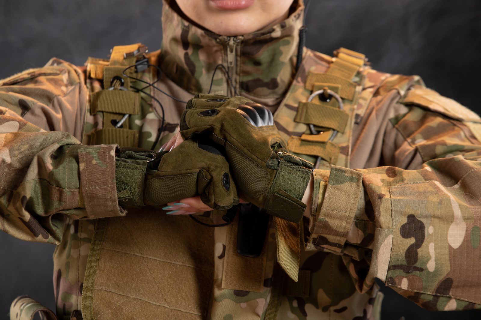 Kamizelka taktyczna z oporzadzeniem - zblizenie sprzetu militarnego