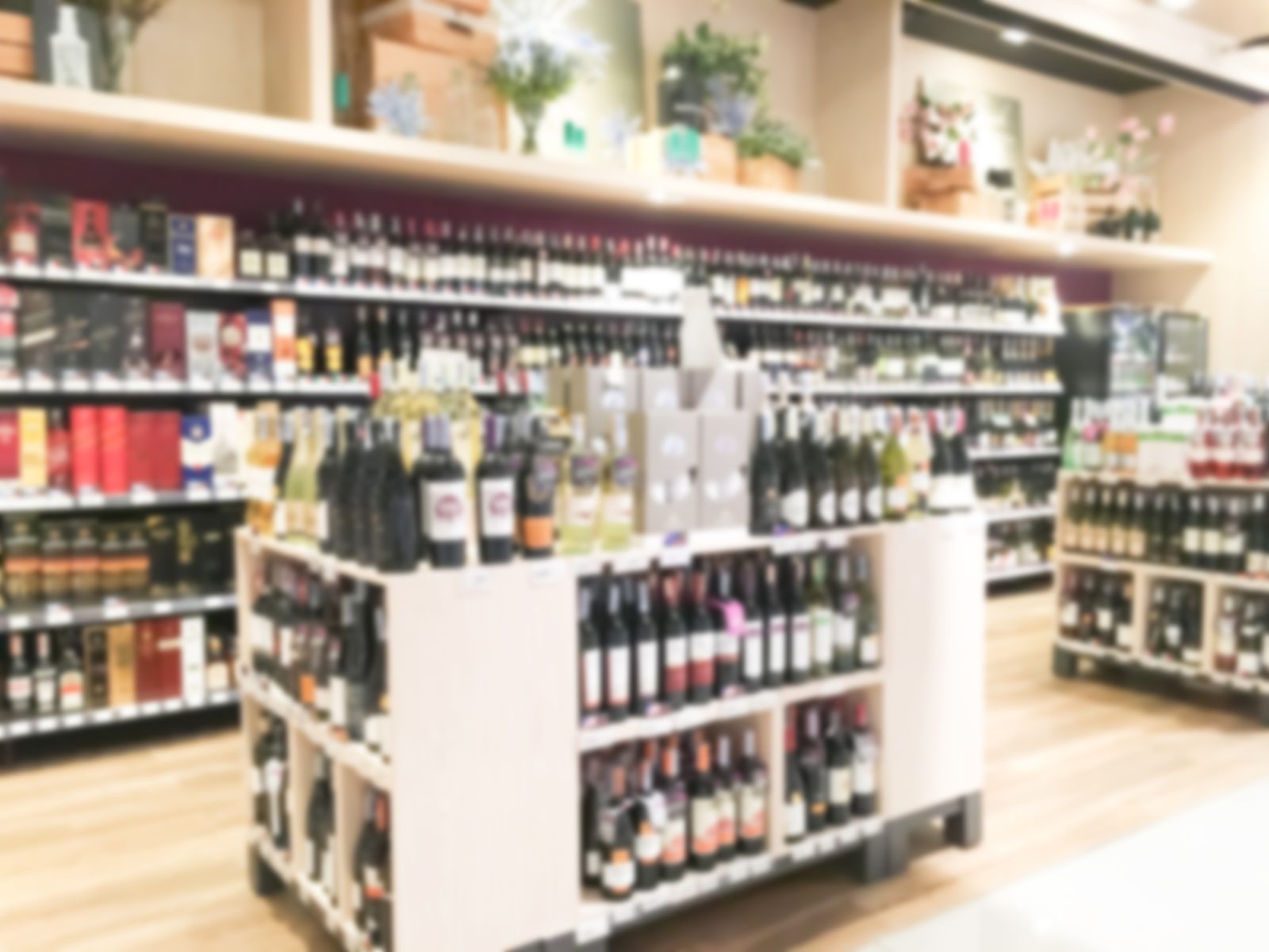 Półki z butelkami wina i alkoholi we wnętrzu sklepu