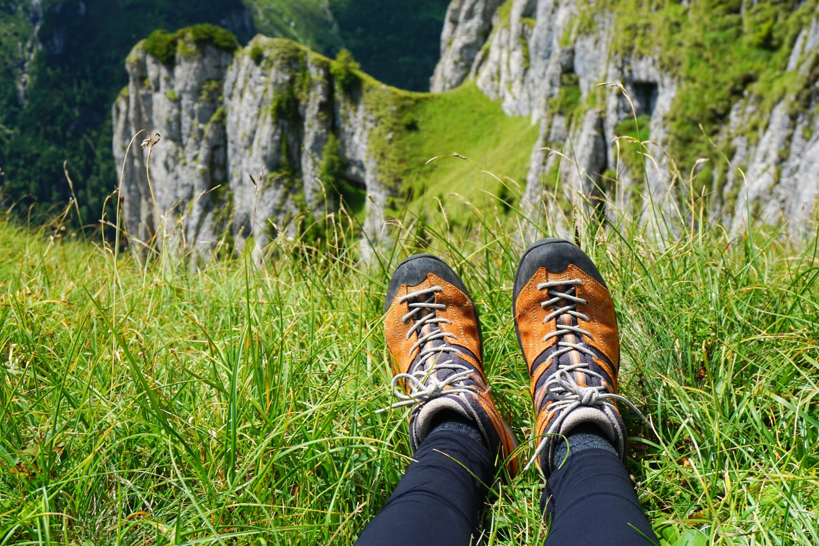 Pozycjonowanie sklepów z butami trekkingowymi - damskie buty trekkingowe na górskim szlaku