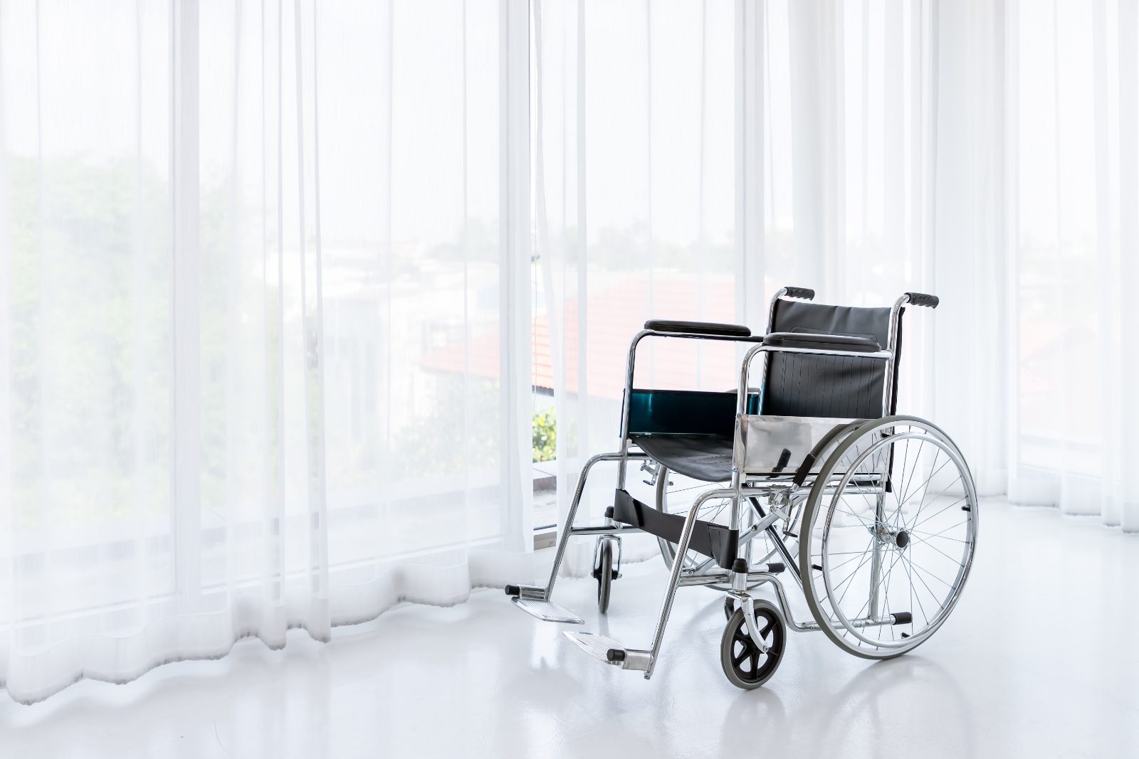 Pozycjonowanie sklepów ze sprzętem rehabilitacyjnym - wózek inwalidzki w pokoju