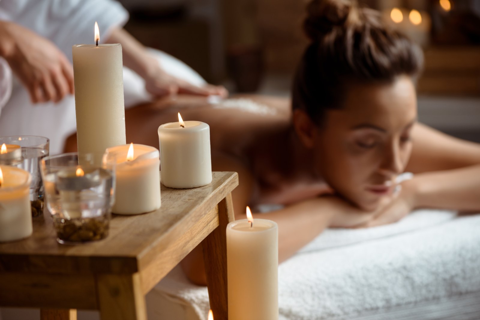 Pozycjonowanie SPA i wellness - kobieta odpoczywająca w strefie relaksu
