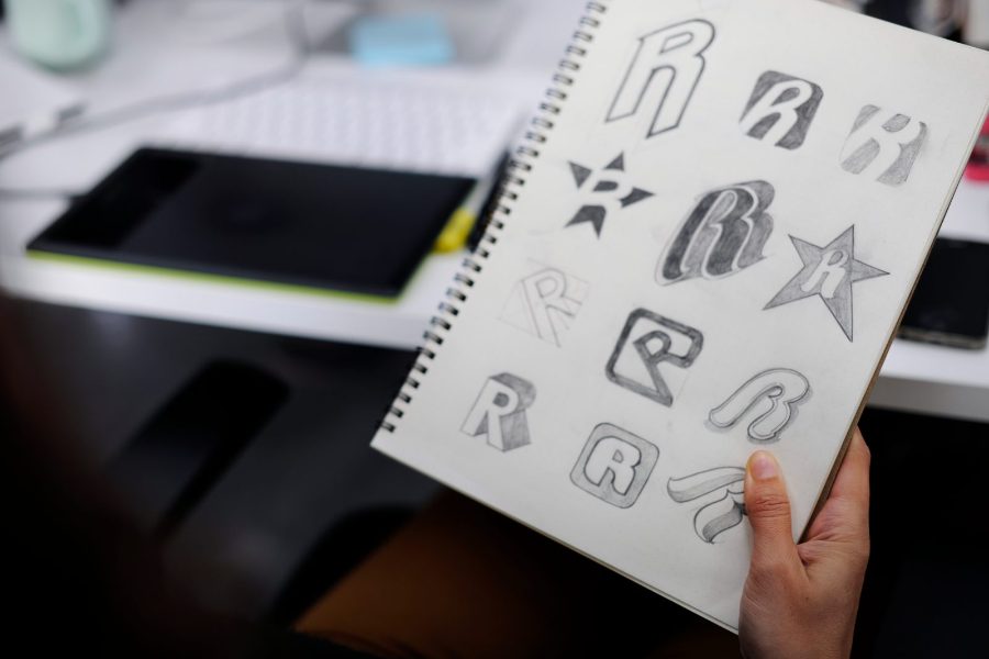 Pozycjonowanie studia projektowego - projekt logo i identyfikacji wizualnej na biurku