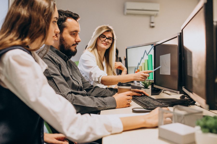 Pozycjonowanie firm wdrażających systemy ERP i CRM - zespół przy wdrożeniu oprogramowania dla firmy