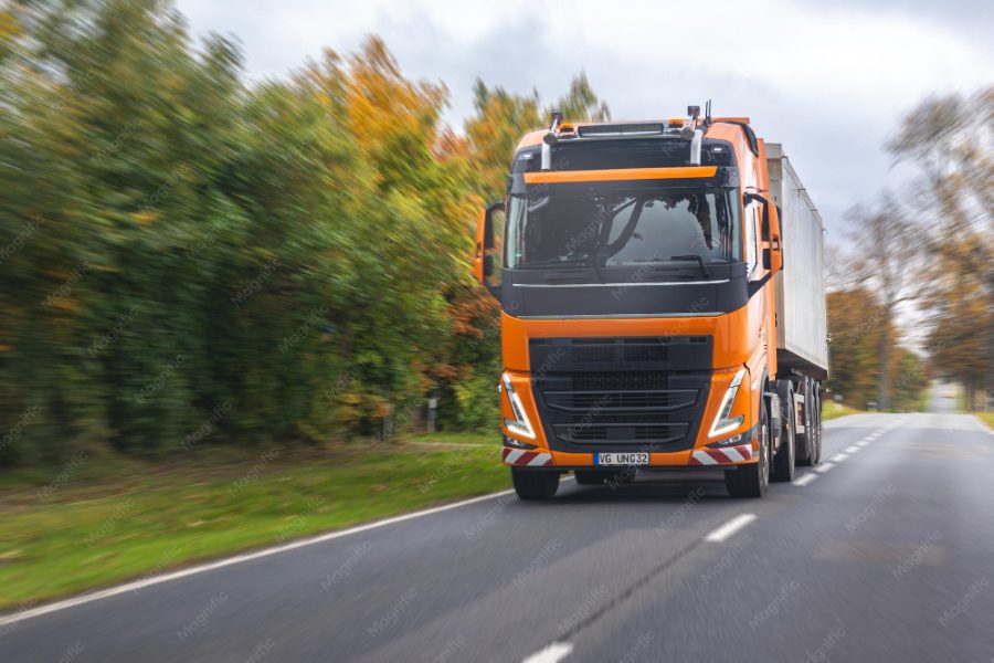 Pozycjonowanie transportu krajowego — ciężarówka z naczepą na autostradzie w trasie