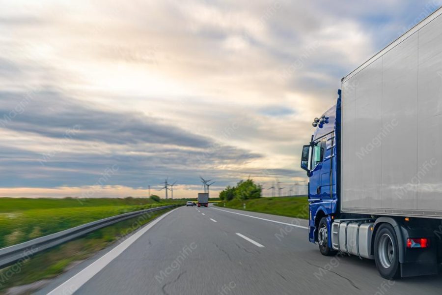 Pozycjonowanie transportu międzynarodowego — ciężarówka z naczepą w trasie na autostradzie