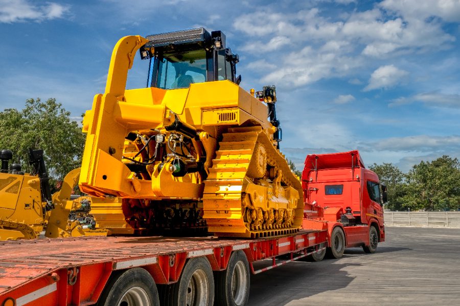 Pozycjonowanie transportu specjalistycznego - koparka na naczepie niskopodwoziowej