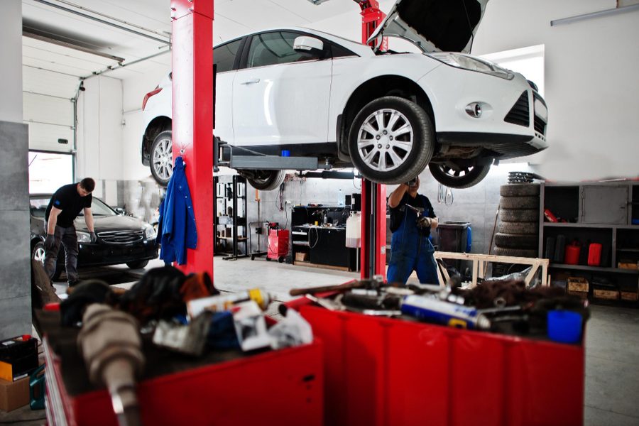 Pozycjonowanie warsztatów samochodowych — samochód na podnośniku w serwisie mechanicznym