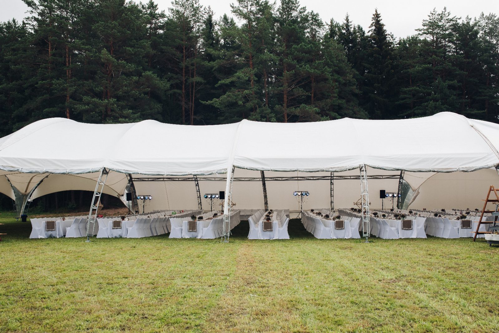 Pozycjonowanie wynajmu namiotów i nagłośnienia - duży namiot eventowy z nakrytymi stołami