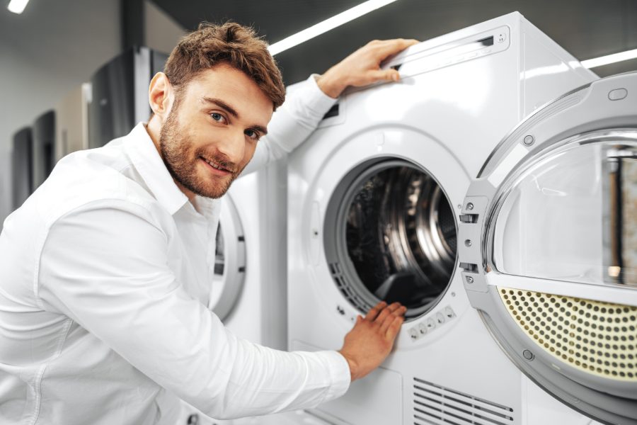 Pozycjonowanie serwisu AGD - technik naprawiający zmywarkę w kuchni klienta
