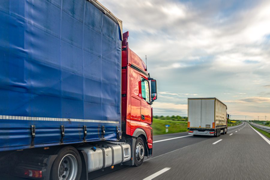 Pozycjonowanie transportu międzynarodowego - ciężarówka z naczepą w trasie na autostradzie