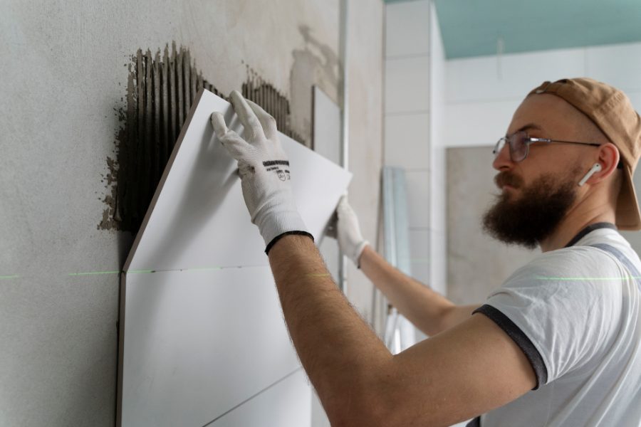 Pozycjonowanie układania płytek - glazurnik układający płytki ceramiczne na podłodze