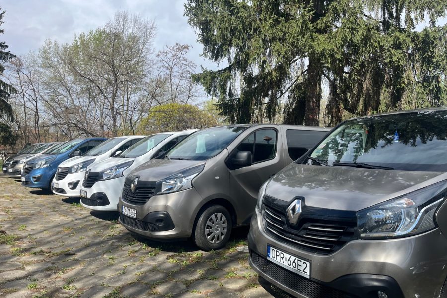 Pozycjonowanie wypożyczalni busów - grupa pasażerów w wynajętym busie w trasie
